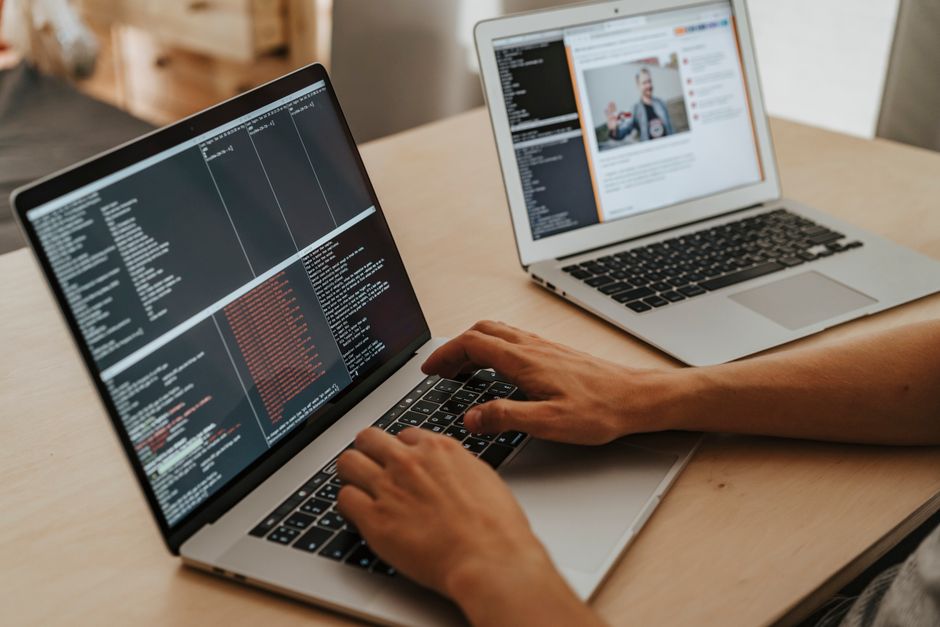 Desarrollador revisando registros de error en pantalla durante una sesión de depuración